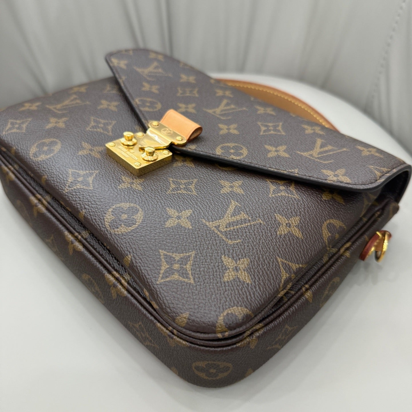 Louis Vuitton - Pochette Metis - Monogram coated canvas with natural cowhide leather trim - Brown - (medium)