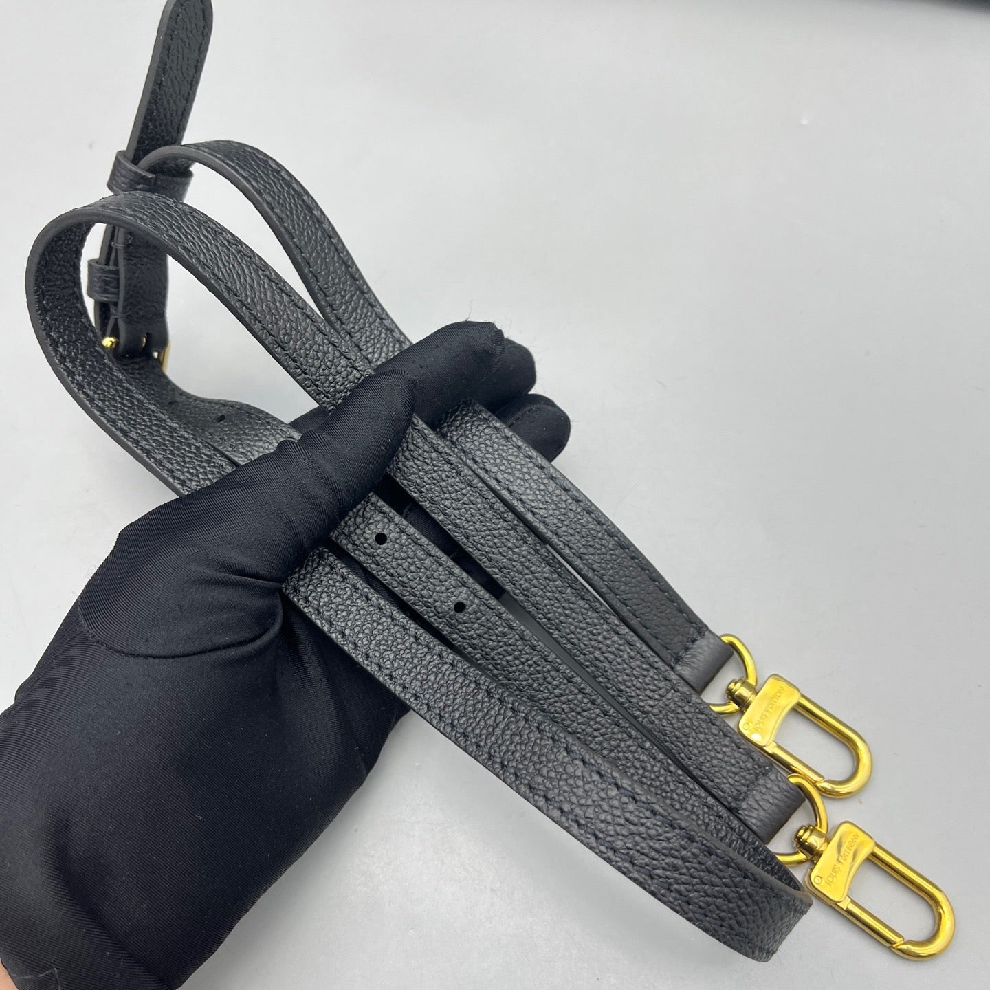 Louis Vuitton - Onthego Small - Leather - Black - (small)