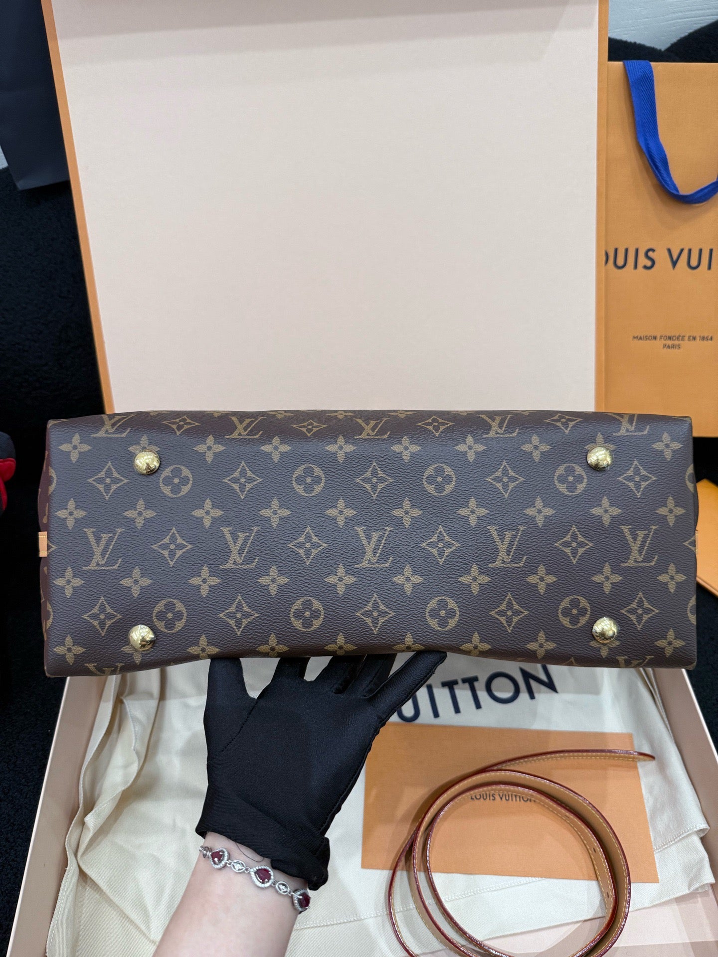 Louis Vuitton - Carryall MM - Monogram coated canvas with Vachetta leather trim - Brown - (Medium)