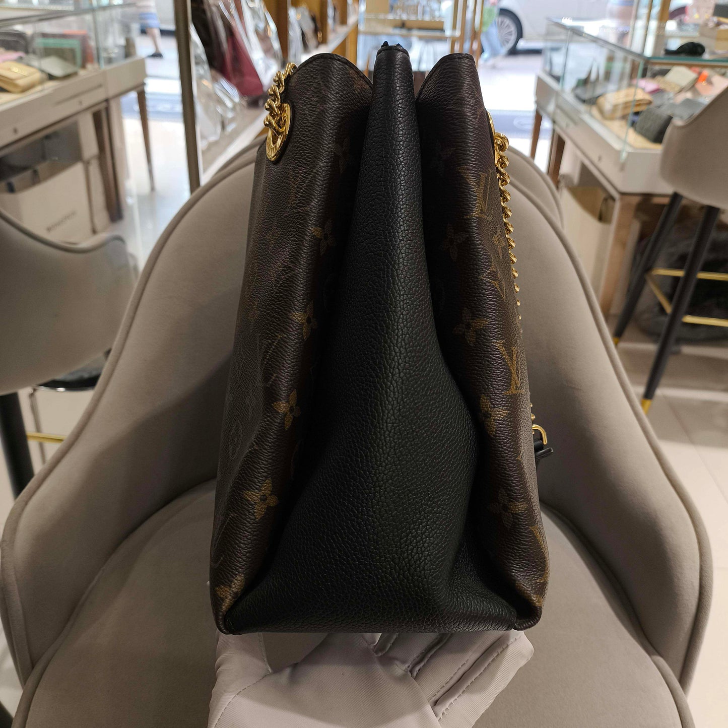 Louis Vuitton - Surene Medium - Monogram coated canvas with grained leather trim - Brown and Black with Gold-tone hardware - (Medium)