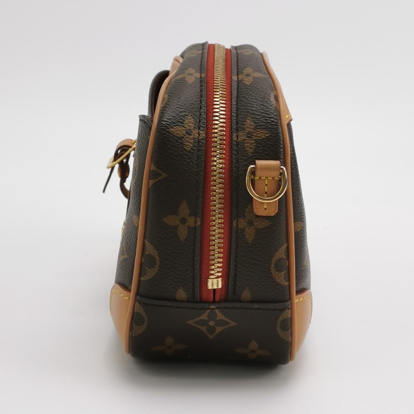 Louis Vuitton - Monogram Camera Bag - Monogram coated canvas with Vachetta leather trim - Brown - (small)