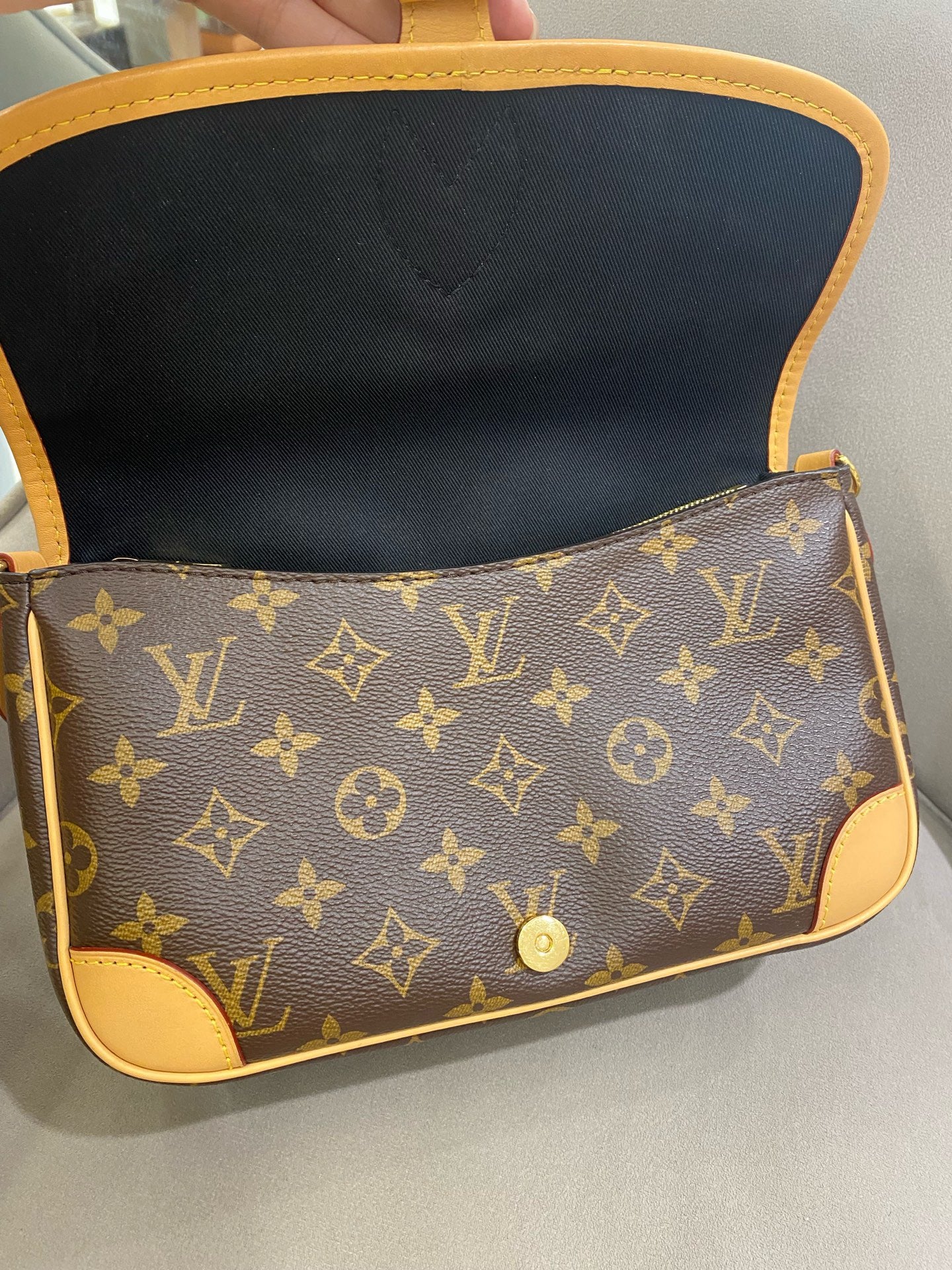 Louis Vuitton - Diane - Monogram coated canvas and Vachetta leather trim - Brown - (Small)