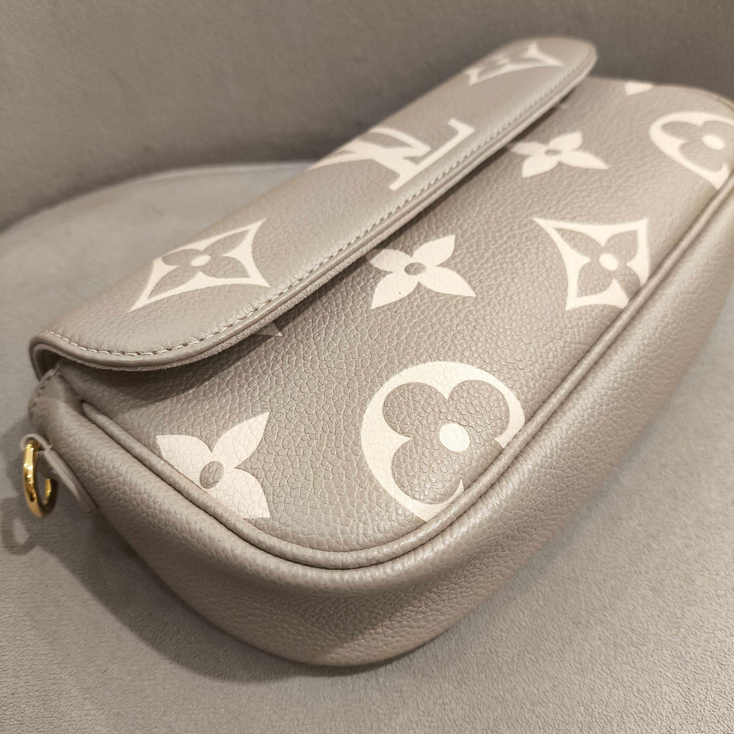Louis Vuitton - Ivy Shoulder Bag - Embossed soft grained cowhide leather - Grey - (mini)