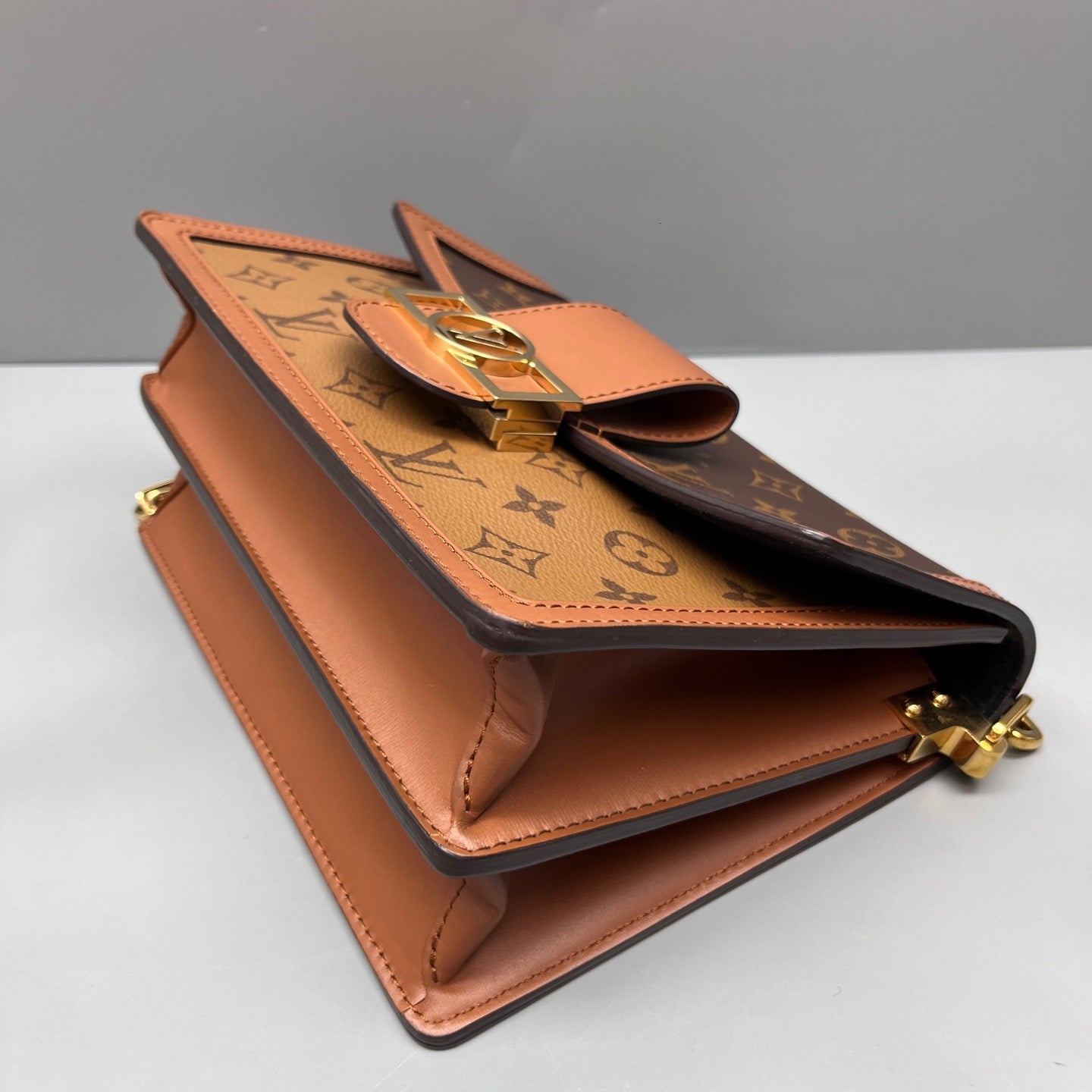 Louis Vuitton - Dauphine Messenger Bag - Monogram coated canvas with leather trim - Brown - (medium)