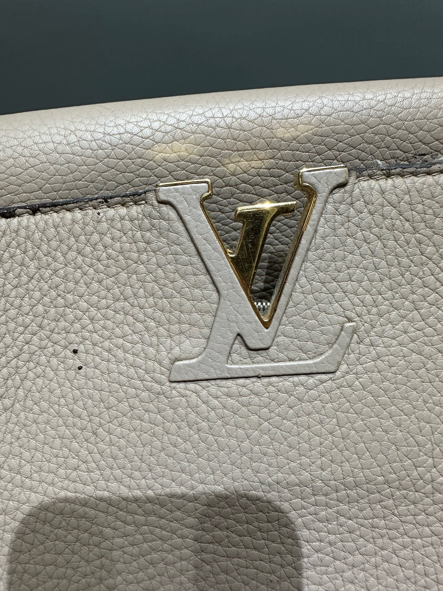 Louis Vuitton - Capucines GM - Taurillon leather - Grey with Gold-Tone Hardware - (Large)