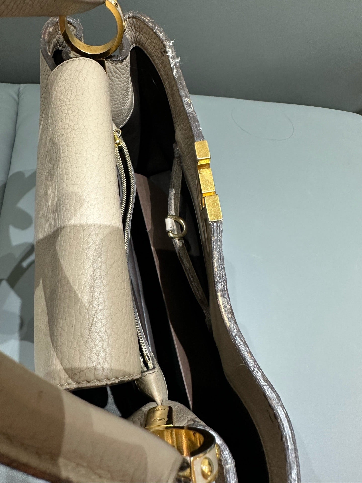 Louis Vuitton - Capucines GM - Taurillon leather - Grey with Gold-Tone Hardware - (Large)