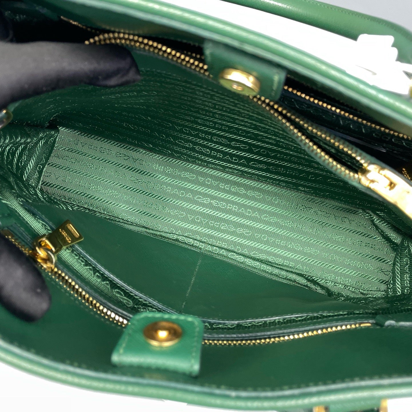 Prada - Saffiano Lux Dome Handbag - Saffiano leather - Green - (medium)