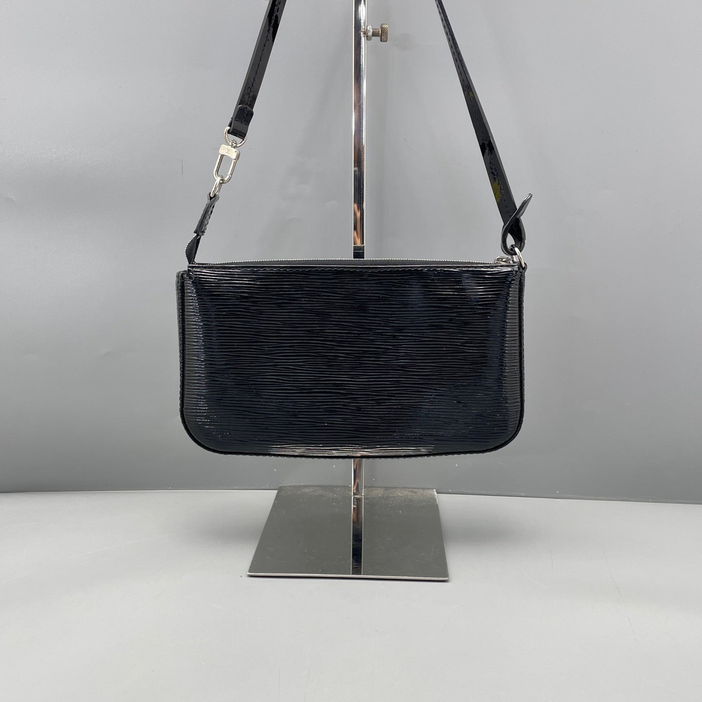 Louis Vuitton - Pochette Accessoires - Patent leather - Black - (mini)
