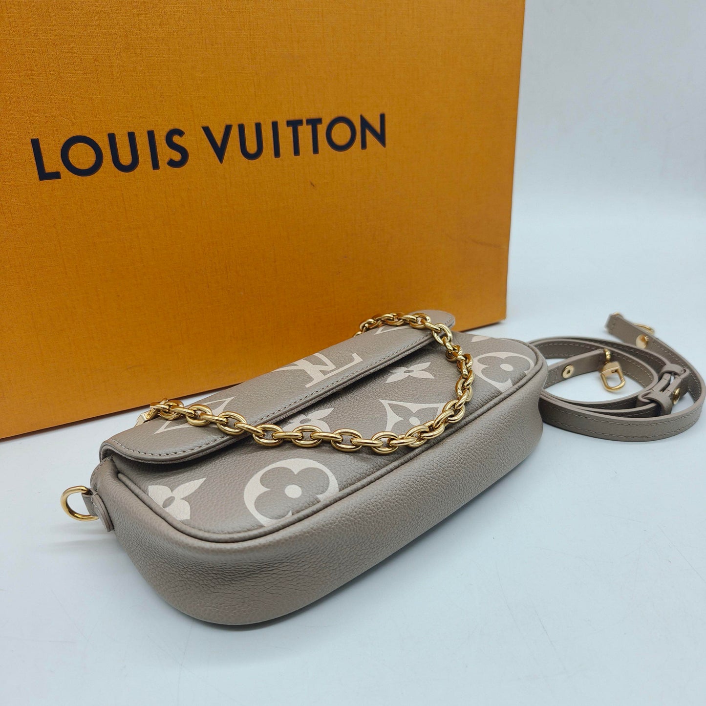 Louis Vuitton - Ivy Shoulder Bag - Embossed soft grained cowhide leather - Grey - (mini)