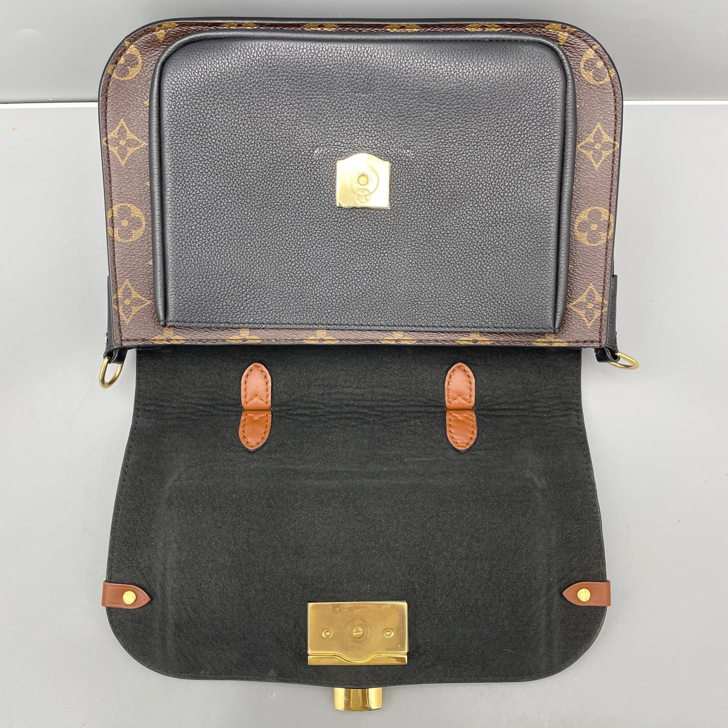 Louis Vuitton - Lock Messenger Bag - Monogram canvas and grained leather - Brown and Black - (medium)