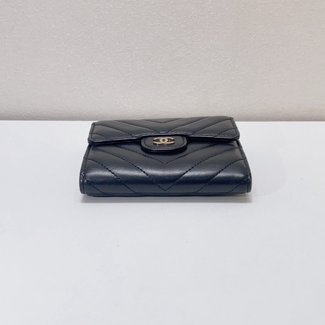 Chanel - Tri-fold Wallet - Lambskin leather - Black - (Small)