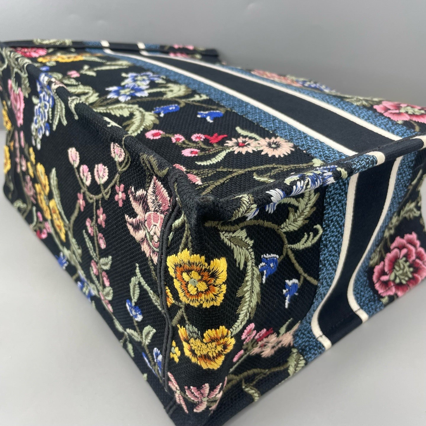 Dior - Medium Floral Tote - Embroidered canvas - Black - (Medium)