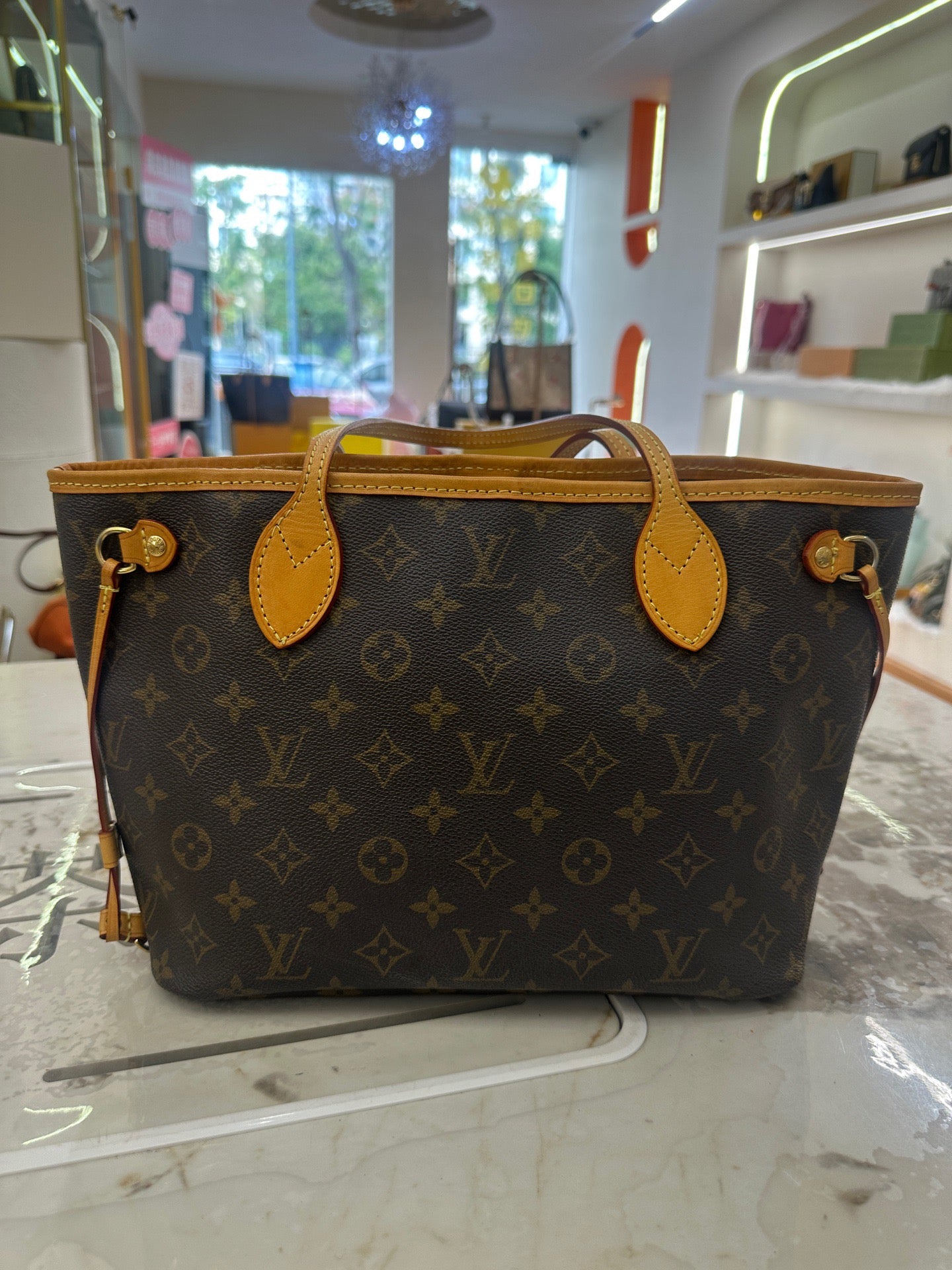 Louis Vuitton - Neverfull MM - Monogram coated canvas with natural cowhide leather trim and textile lining - Brown - (Medium)