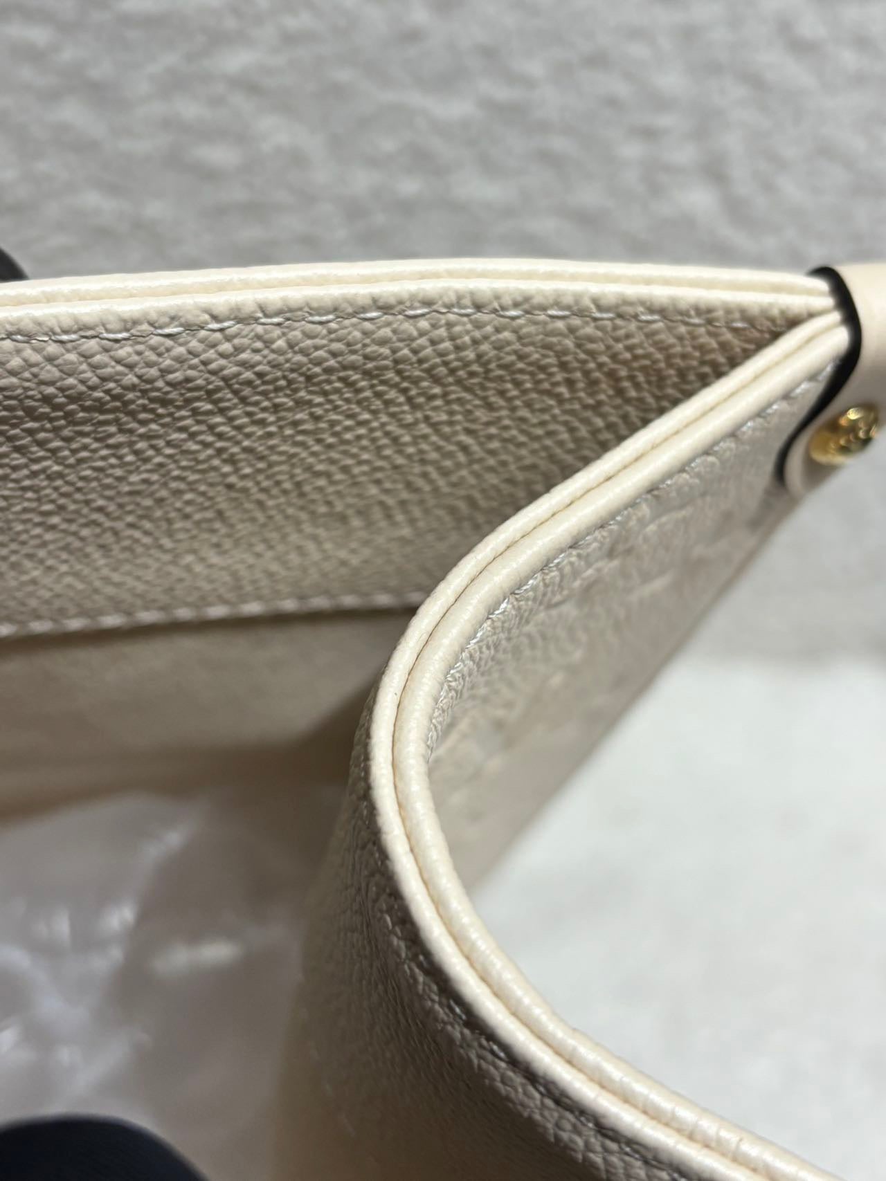 Louis Vuitton - Onthego MM - Embossed cowhide leather - Cream white - (medium)
