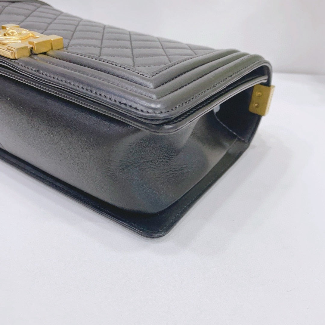 Chanel - Le Boy Medium Flap Bag - Lambskin leather - Black with Gold-Tone Hardware - (Medium)