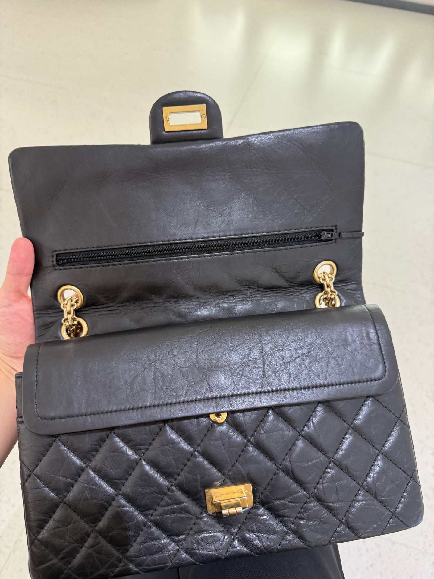 Chanel - 2.55 Reissue Medium Flap Bag - Calfskin leather - Black - (medium)