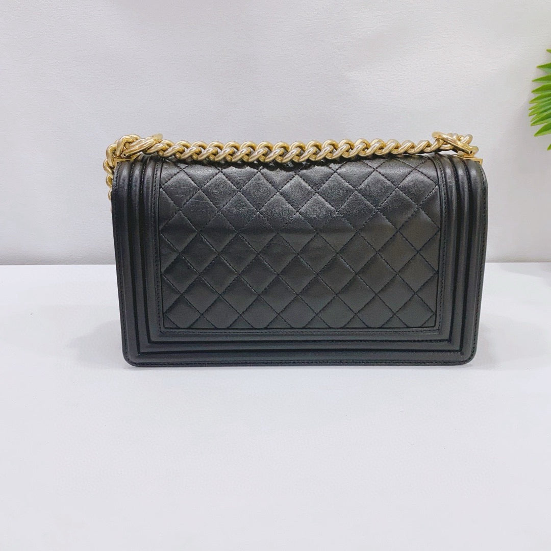 Chanel - Le Boy Medium Flap Bag - Lambskin leather - Black with Gold-Tone Hardware - (Medium)