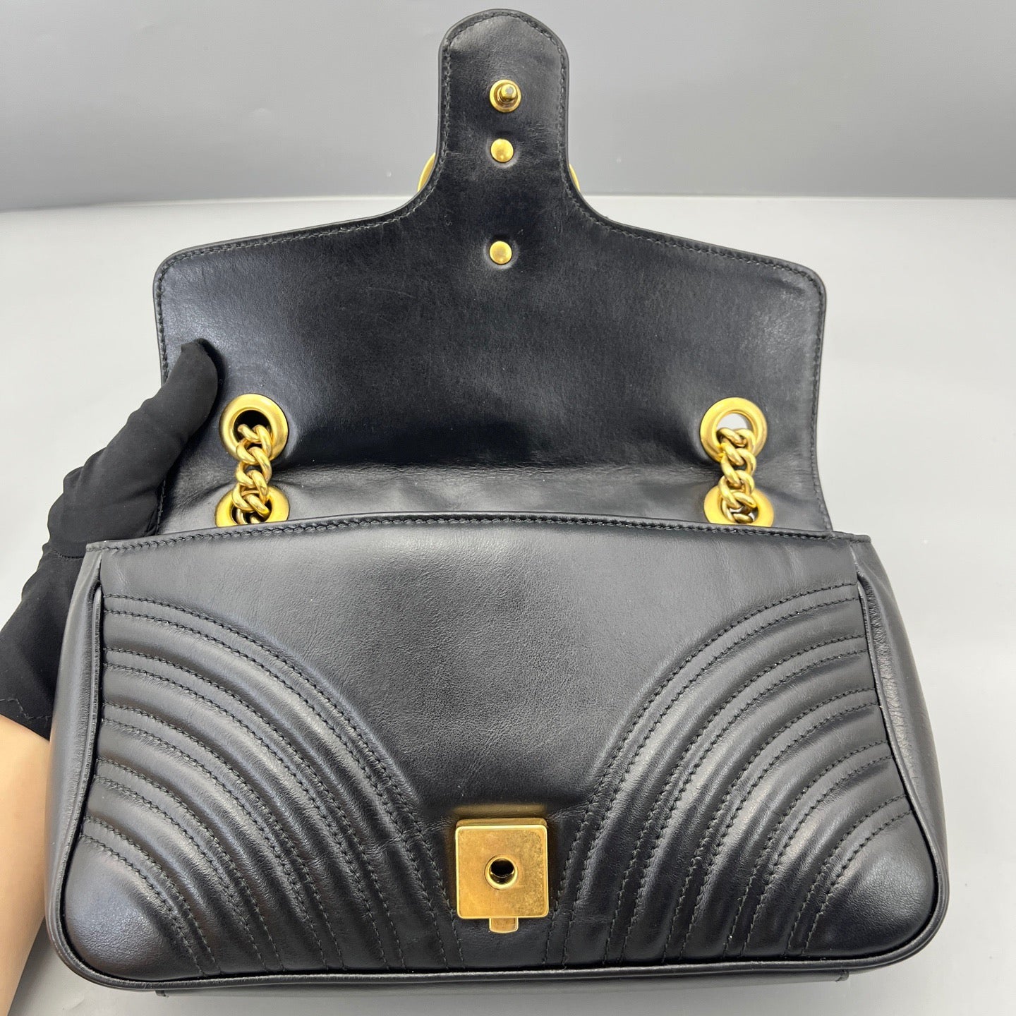 Gucci - Marmont 26 - Leather - Black with Gold-Tone Hardware - (Medium)