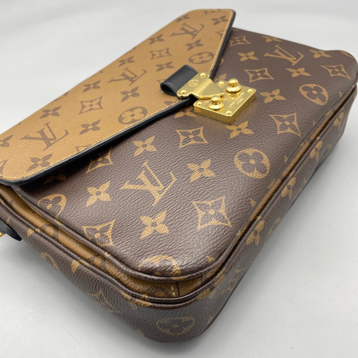 Louis Vuitton - Pochette Metis Monogram Reverse - Monogram coated canvas with leather trim - Brown and Beige - (Medium)