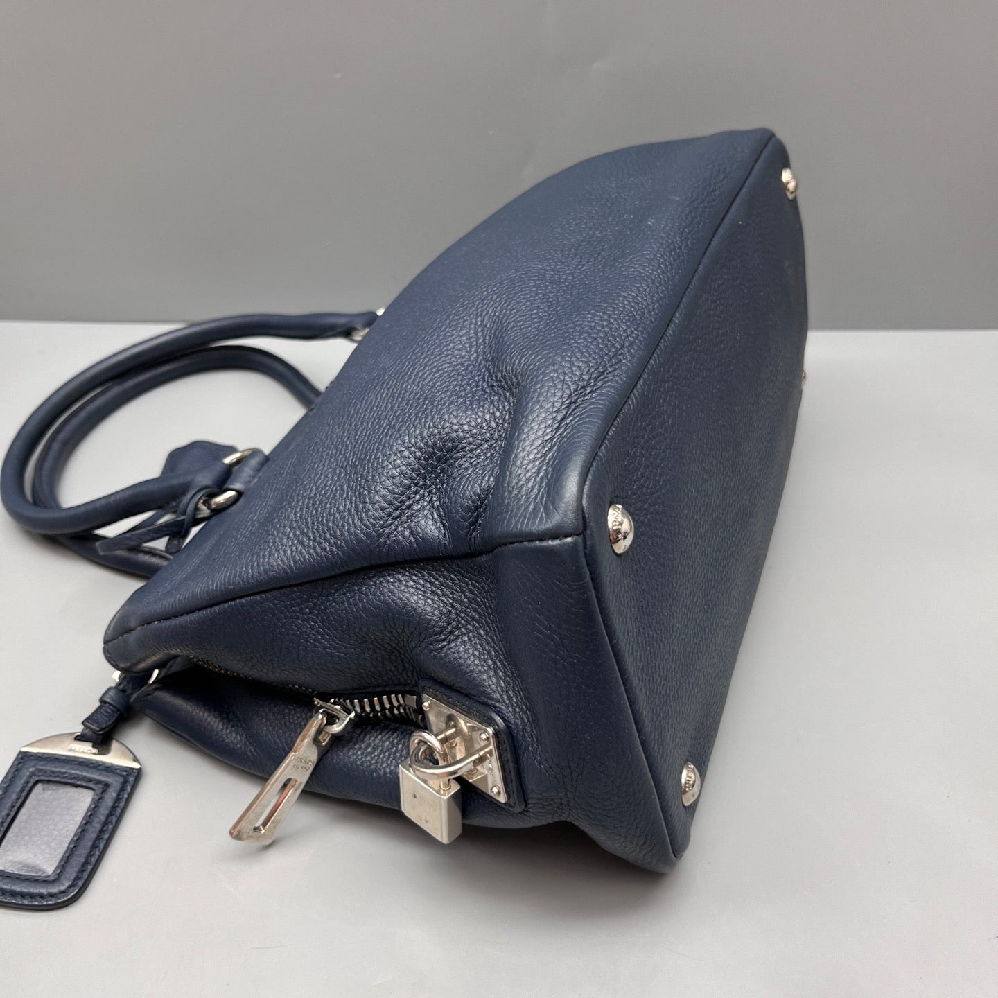 Prada - Commuter Tote Bag - Pebbled leather - Navy - (medium)
