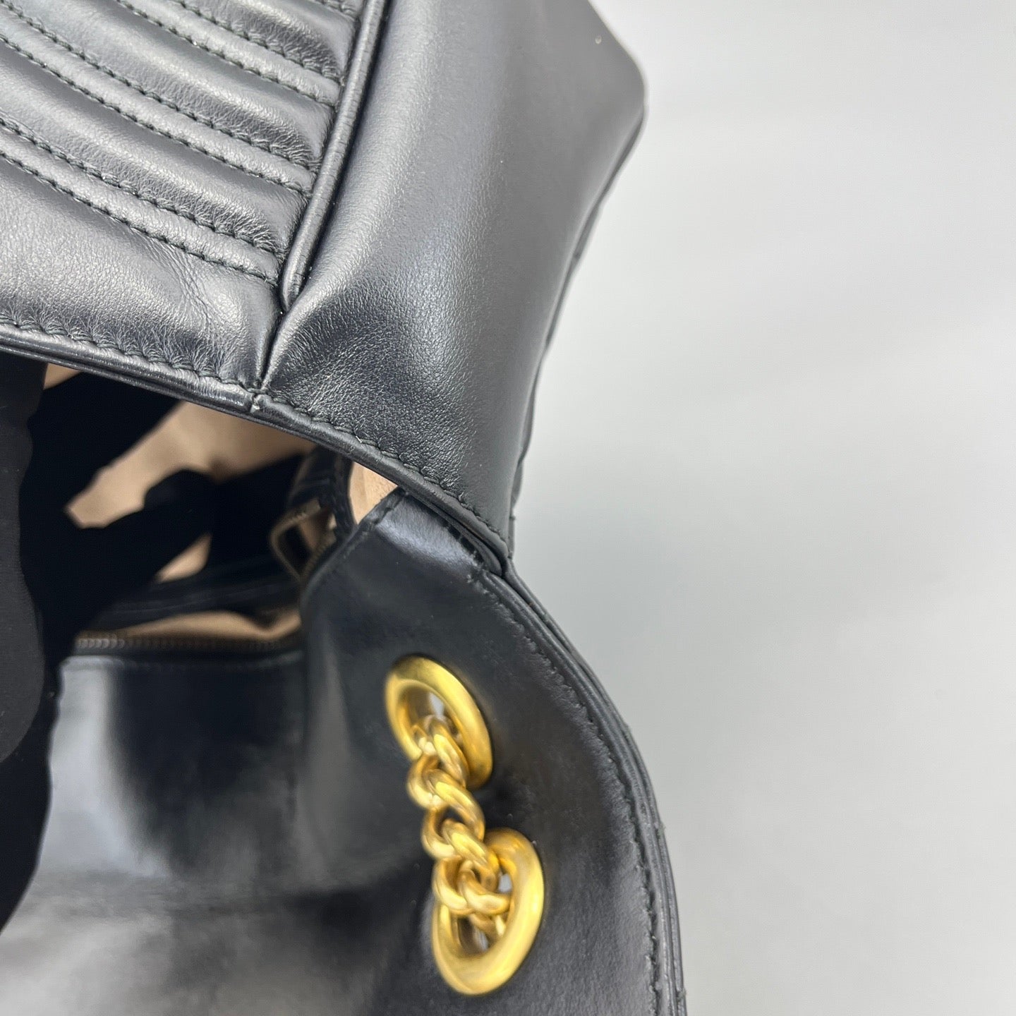 Gucci - Marmont 26 - Leather - Black with Gold-Tone Hardware - (Medium)