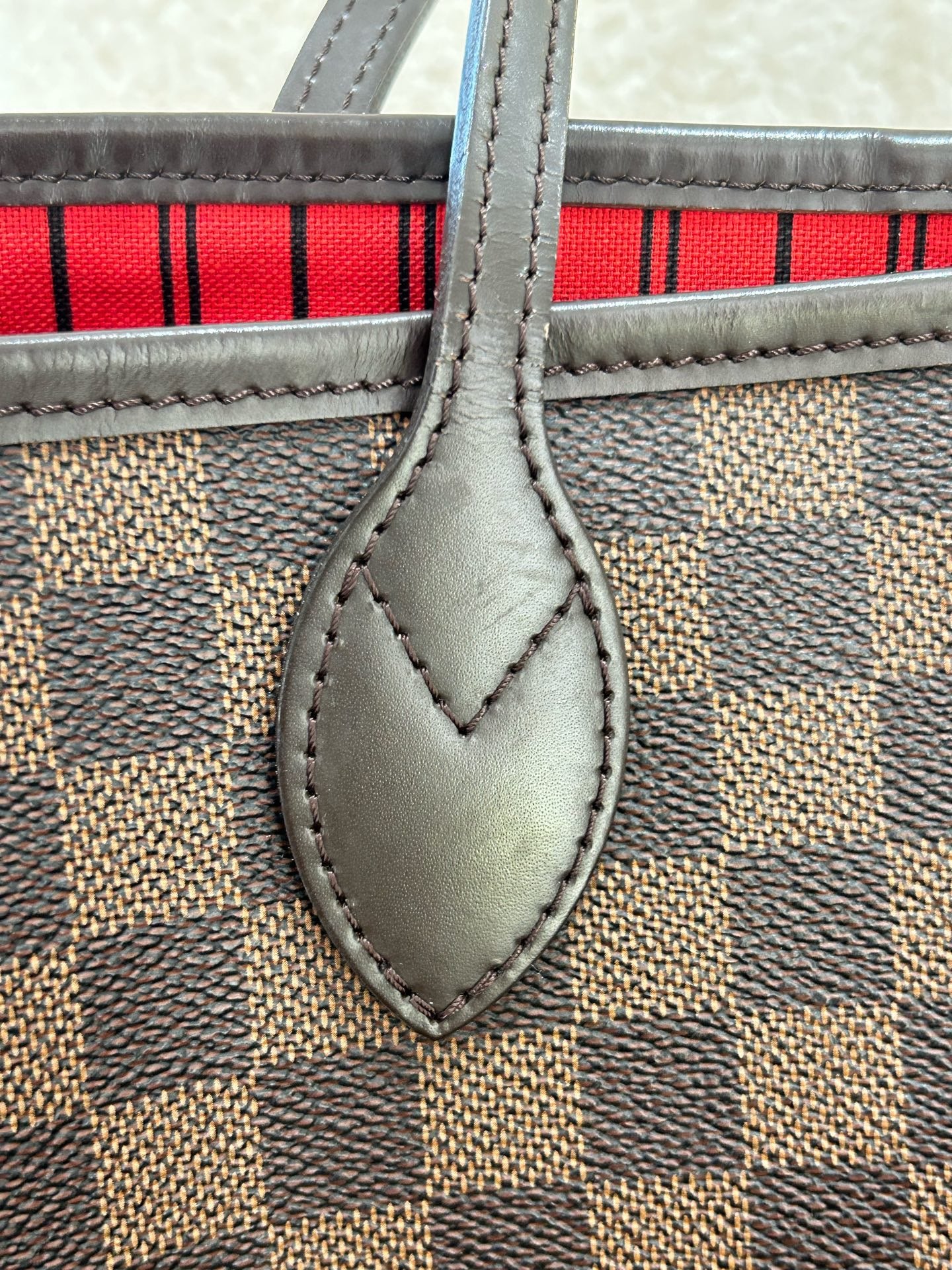Louis Vuitton - Neverfull MM - Damier Ebene coated canvas with leather trim - Brown with red interior - (Medium)