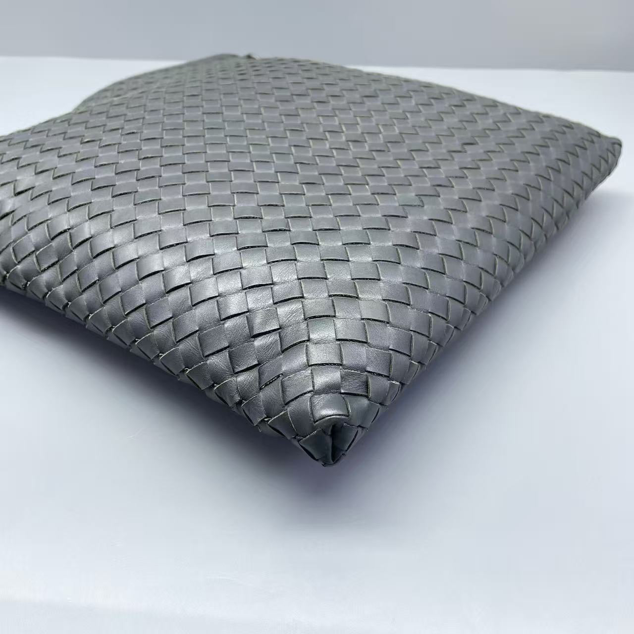 Bottega Veneta - Intrecciato Crossbody Bag - Woven leather - Grey - (Medium)