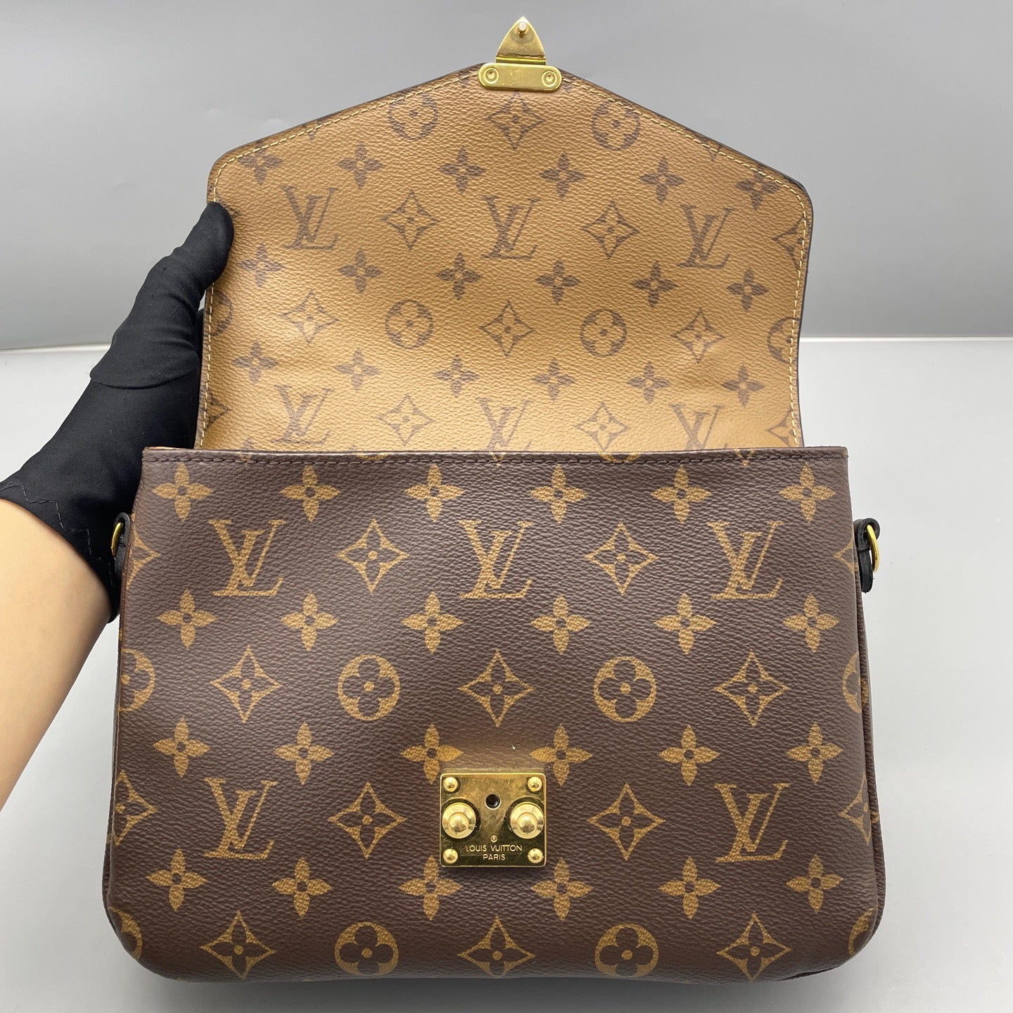 Louis Vuitton - Pochette Metis Monogram Reverse - Monogram coated canvas with leather trim - Brown and Beige - (Medium)