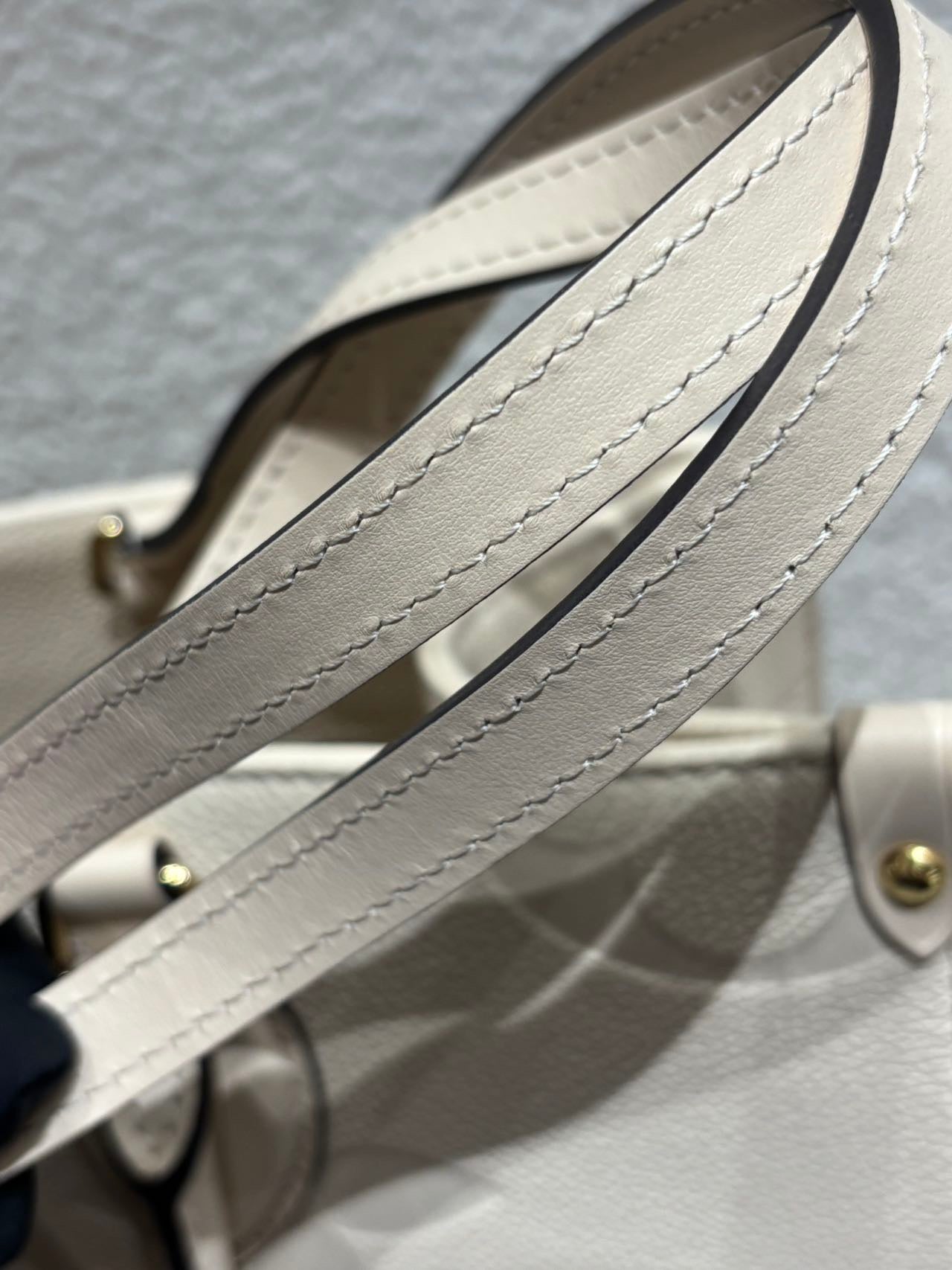 Louis Vuitton - Onthego MM - Embossed cowhide leather - Cream white - (medium)
