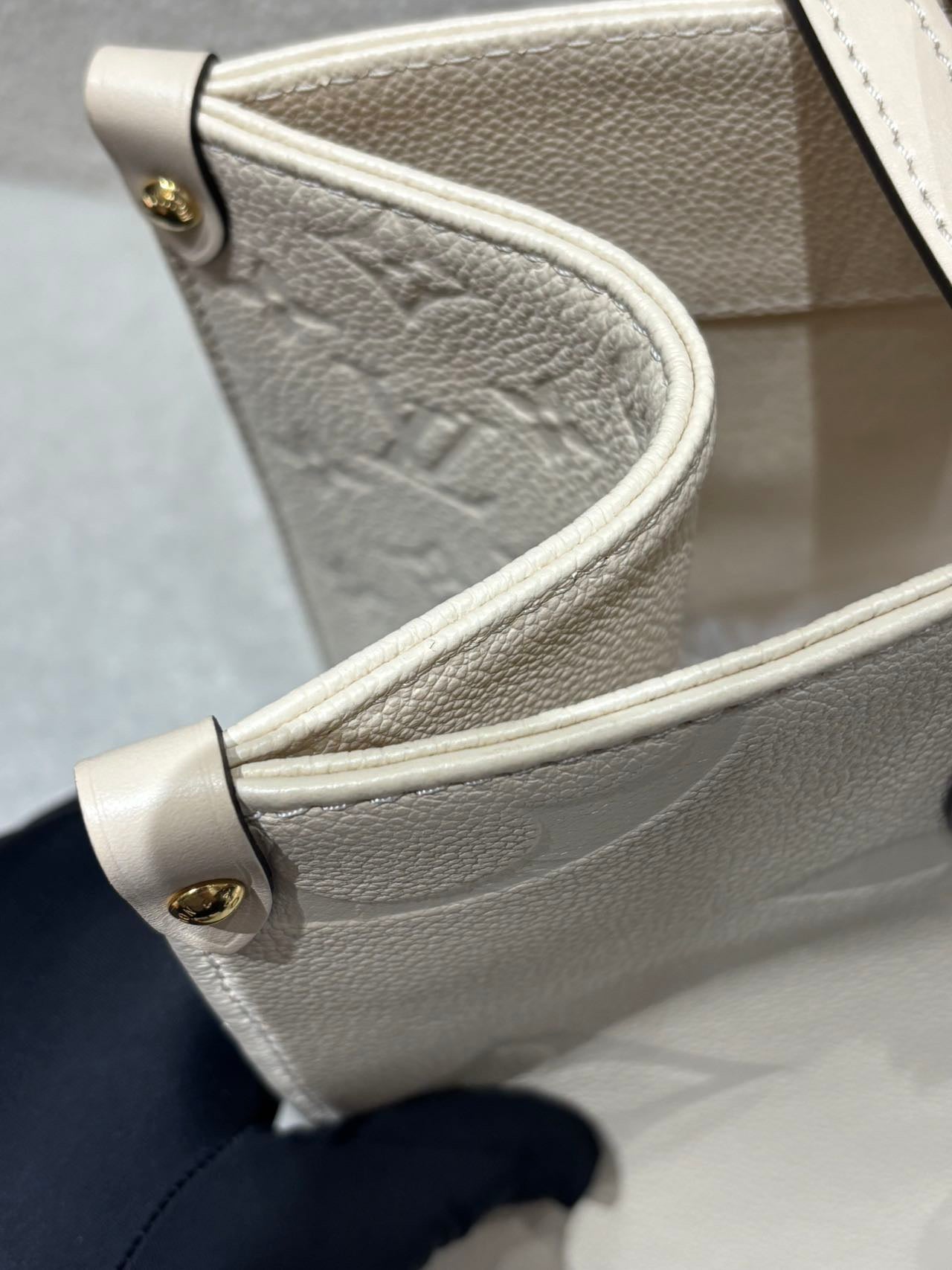 Louis Vuitton - Onthego MM - Embossed cowhide leather - Cream white - (medium)