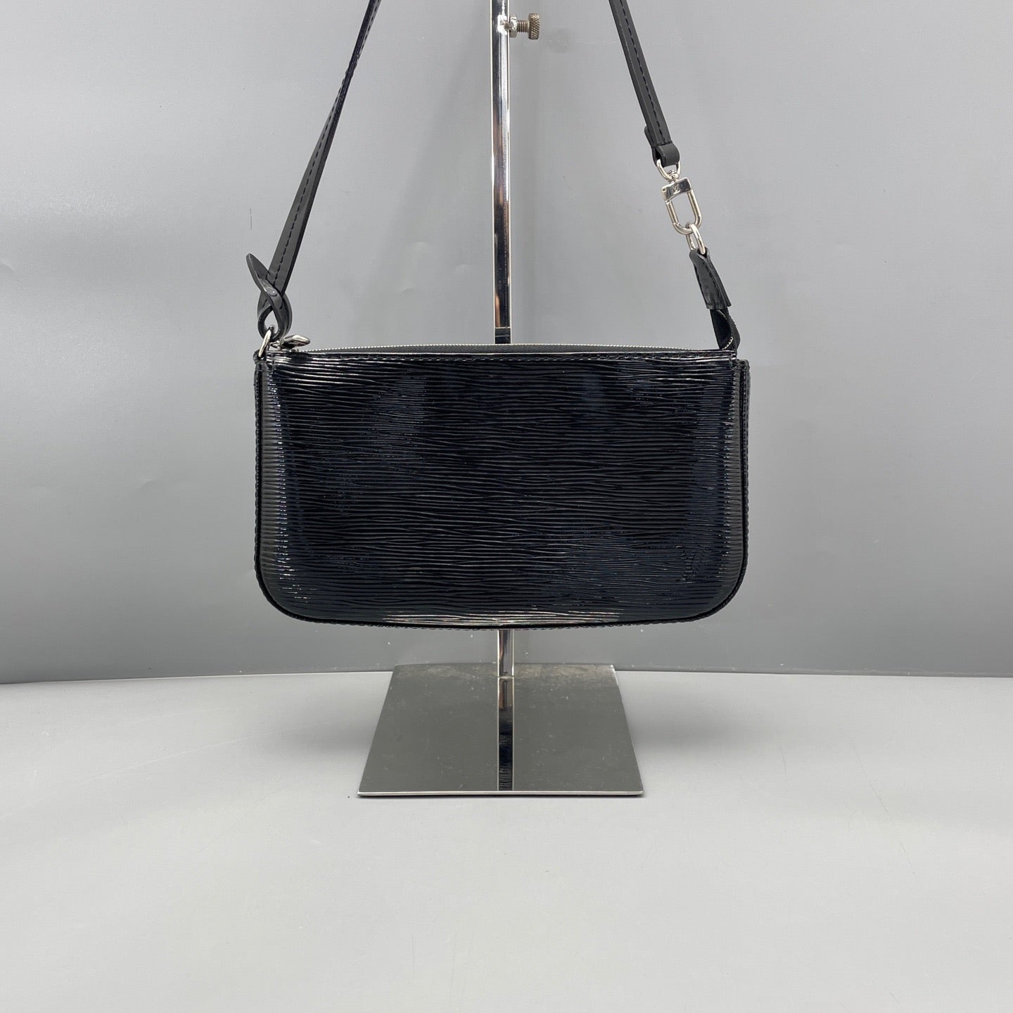 Louis Vuitton - Pochette Accessoires - Patent leather - Black - (mini)
