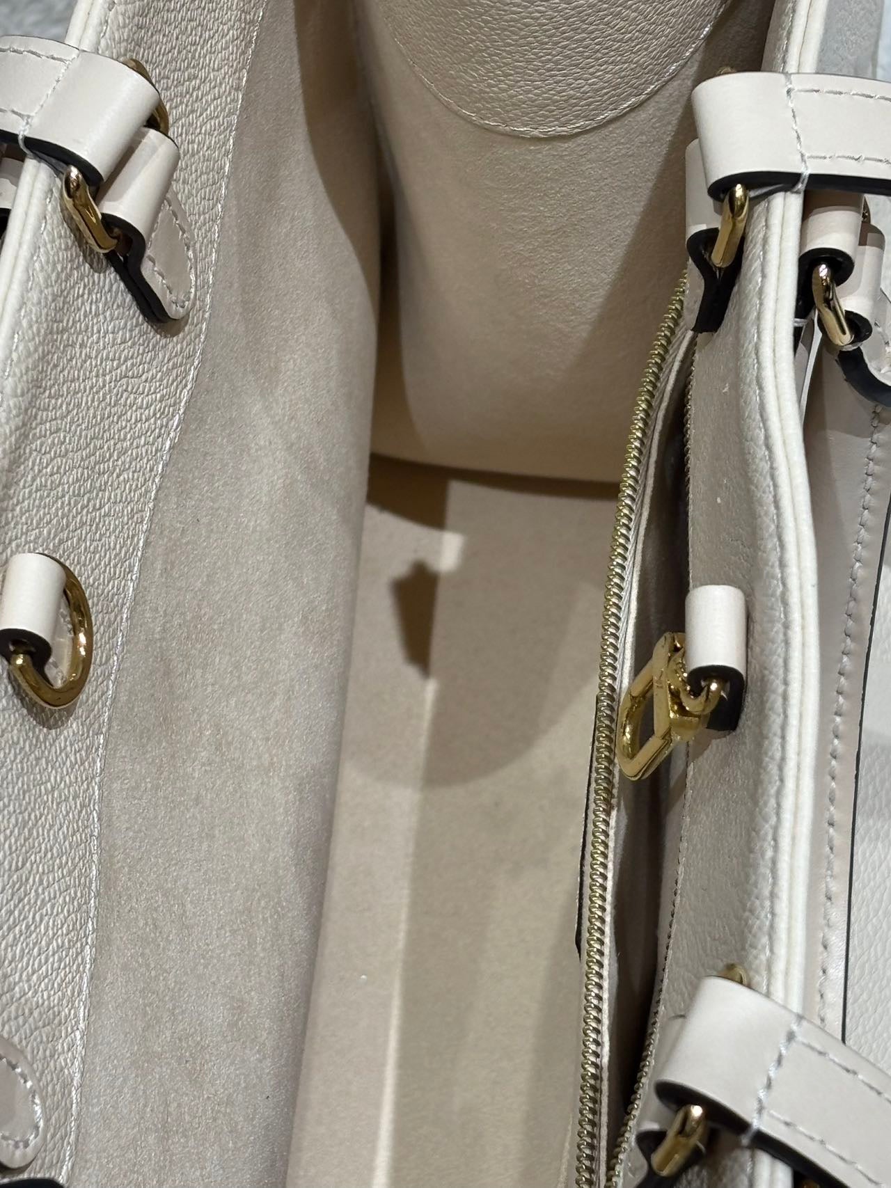 Louis Vuitton - Onthego MM - Embossed cowhide leather - Cream white - (medium)