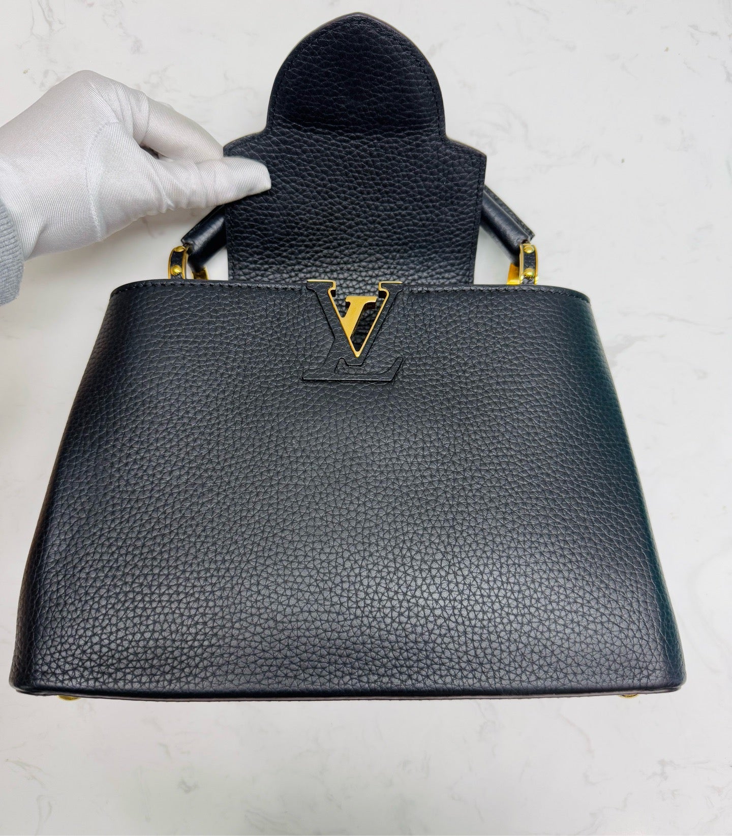 Louis Vuitton - Capucines BB - Grained Cowhide Leather - Black with Gold-Tone Hardware - (Small)