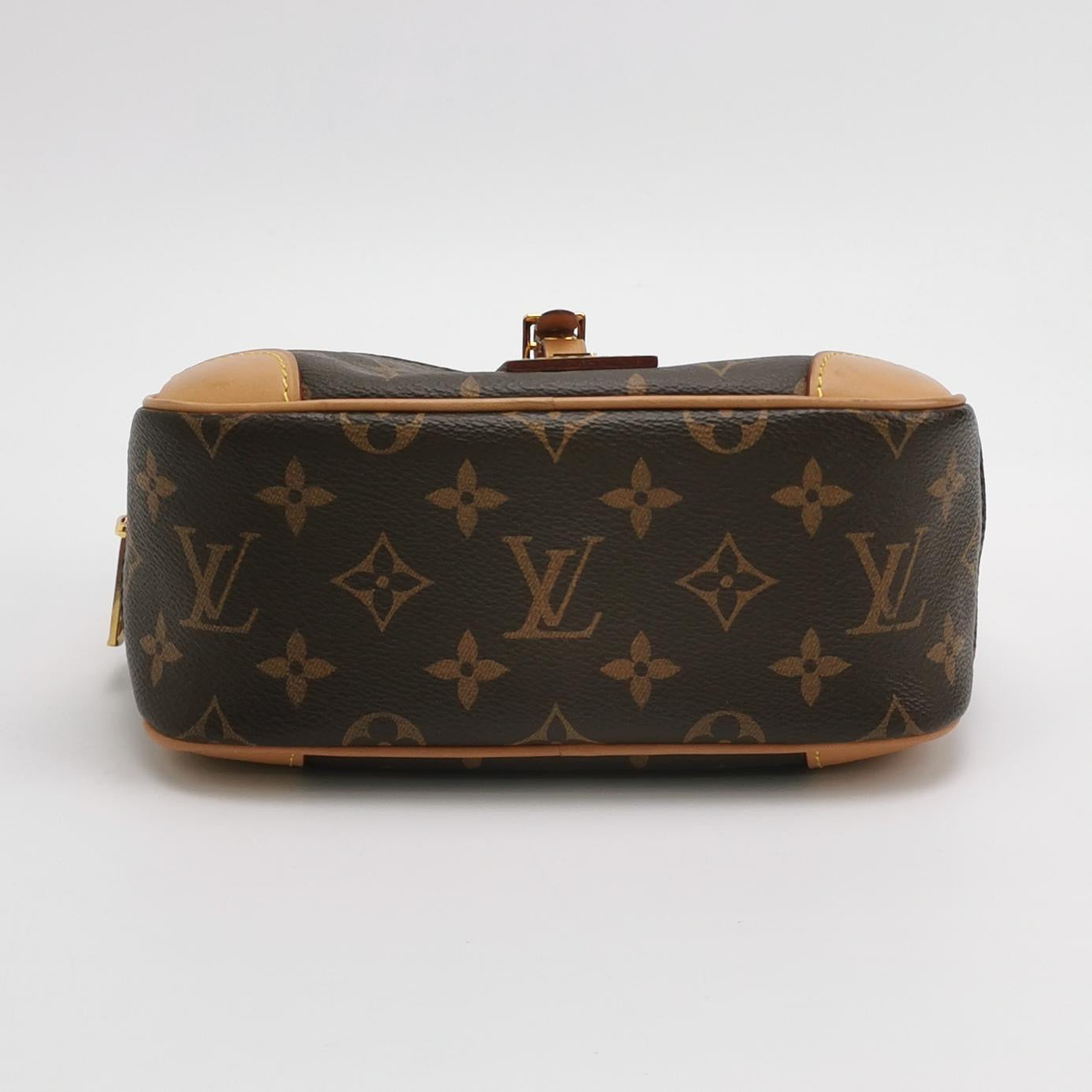 Louis Vuitton - Monogram Camera Bag - Monogram coated canvas with Vachetta leather trim - Brown - (small)