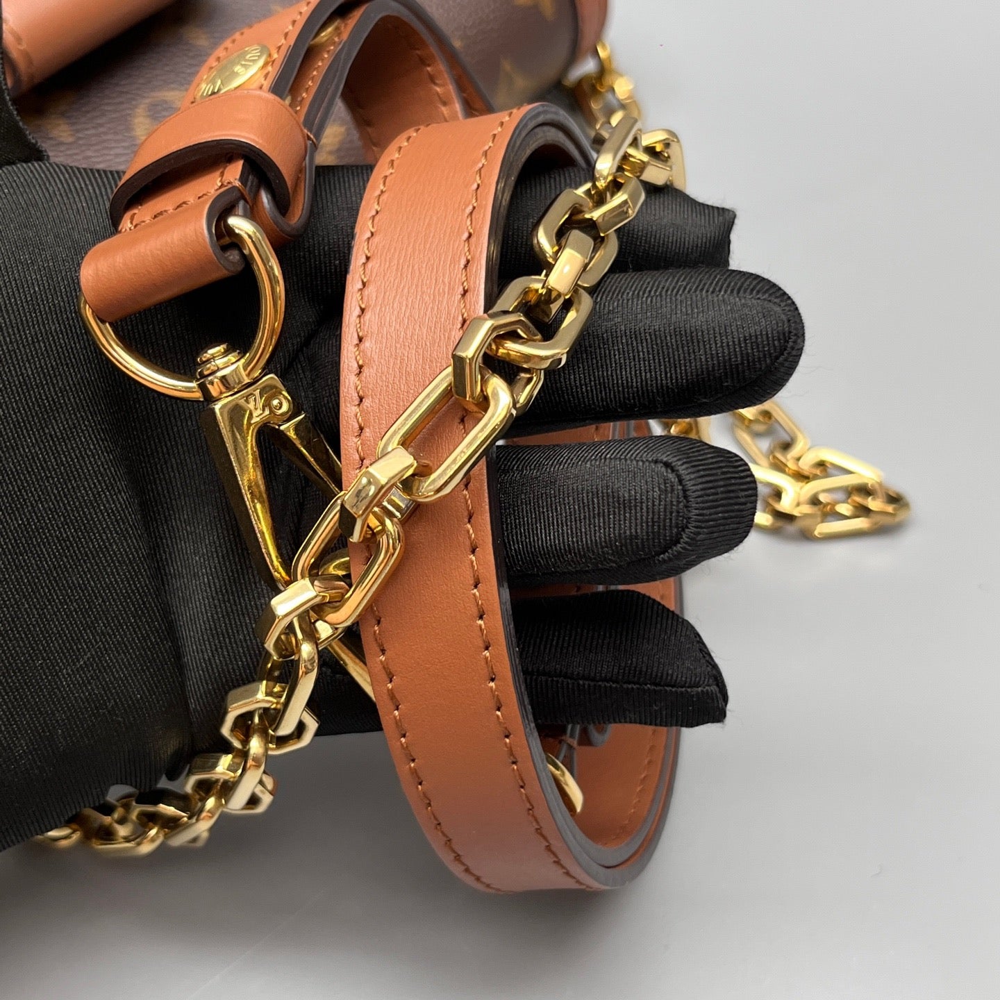 Louis Vuitton - Dauphine Messenger Bag - Monogram coated canvas with leather trim - Brown - (medium)
