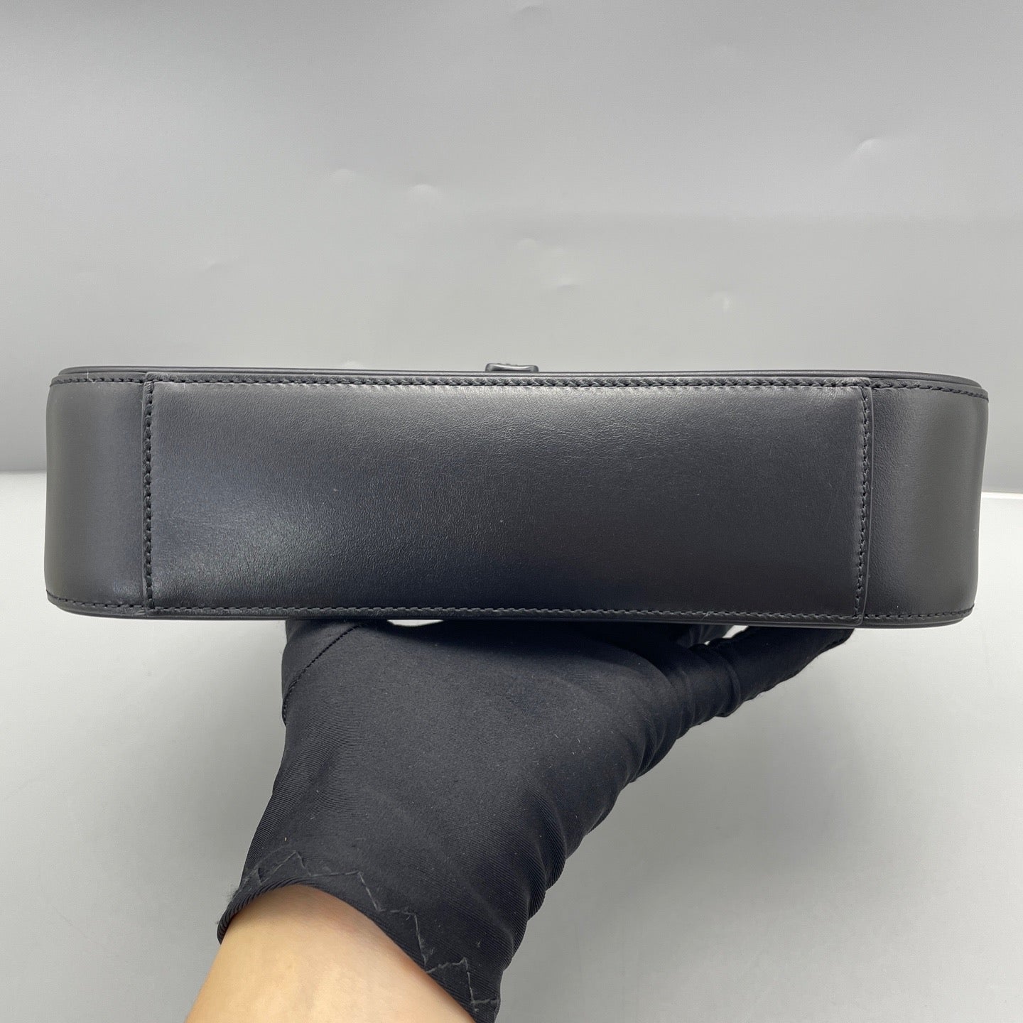 Saint Laurent - Hobo Shoulder Bag - Leather - Black - (Medium)
