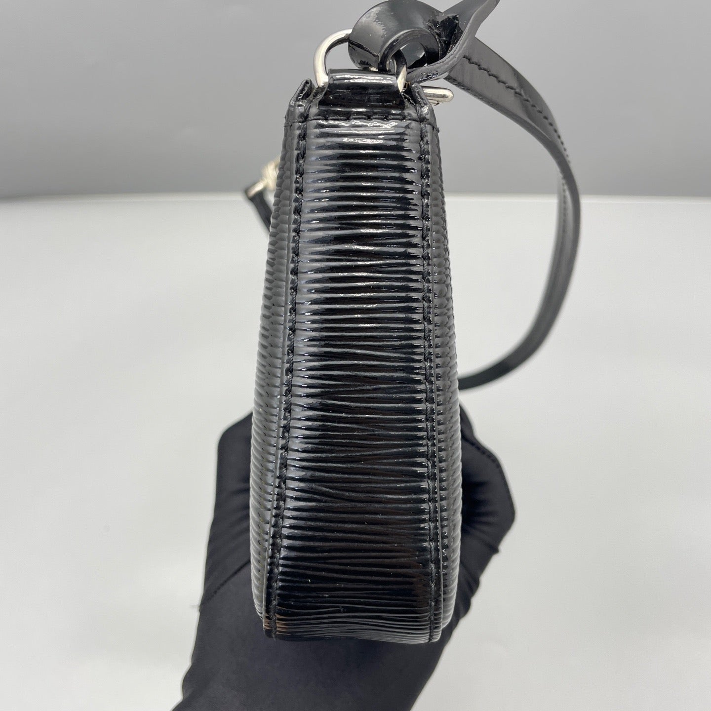 Louis Vuitton - Pochette Accessoires - Patent leather - Black - (mini)