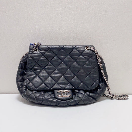 Chanel - Quilted Cloud Flap Bag - Lambskin leather - Black - (Medium)