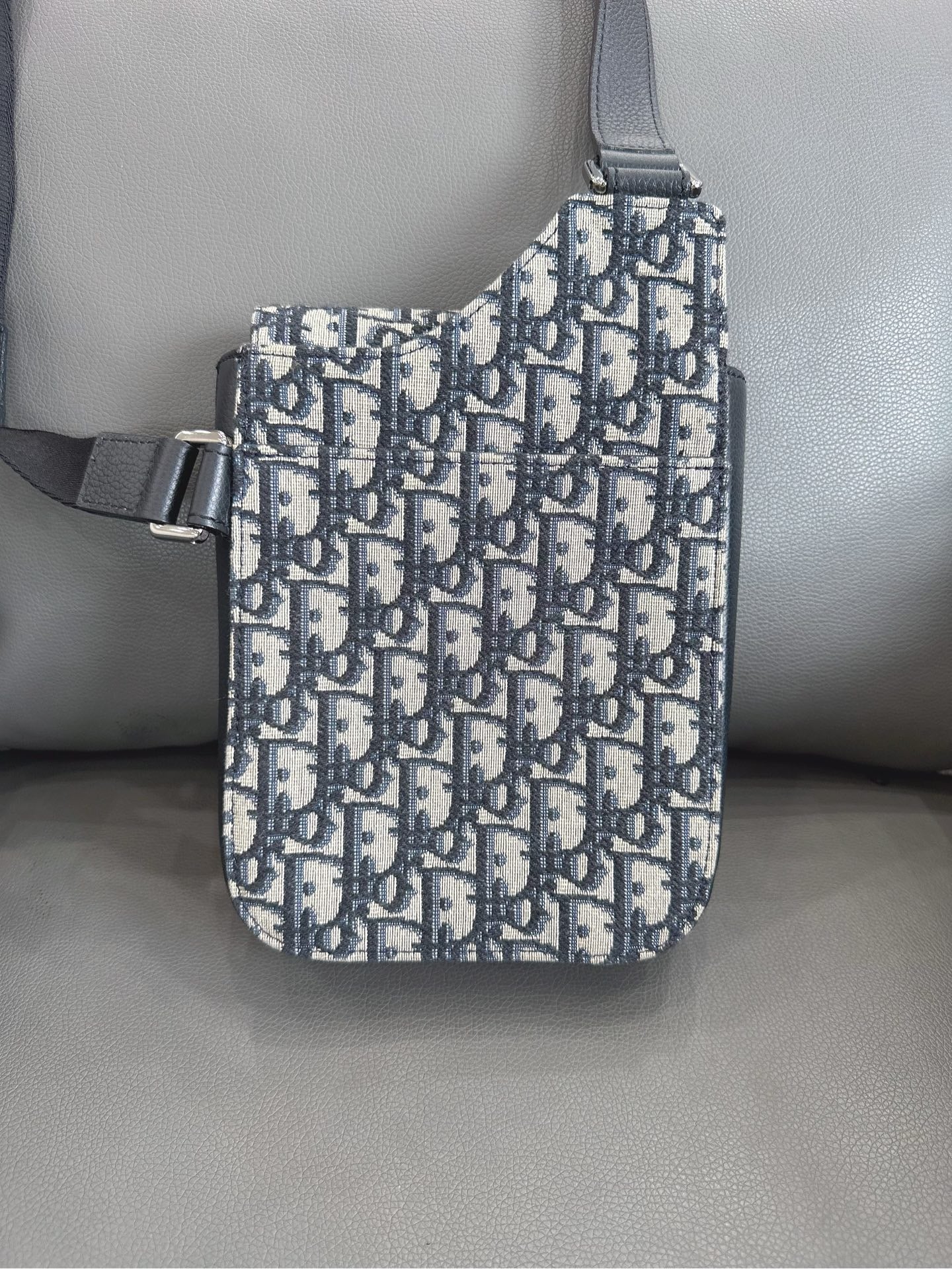 Dior - Saddle Chest Bag - Dior Oblique jacquard canvas with black grained calfskin leather trim - Beige and Grey Oblique with Black trim - (small)
