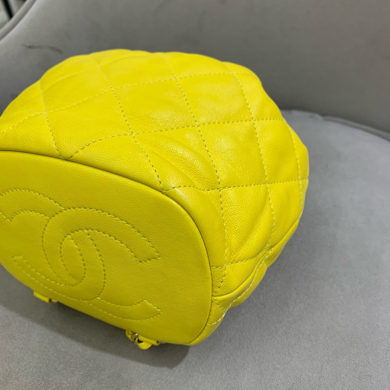 Chanel - 22S Series Mini Drawstring Bucket Backpack - Lambskin leather - Yellow - (mini)