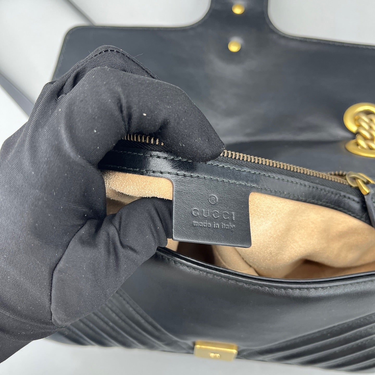 Gucci - Marmont 26 - Leather - Black with Gold-Tone Hardware - (Medium)