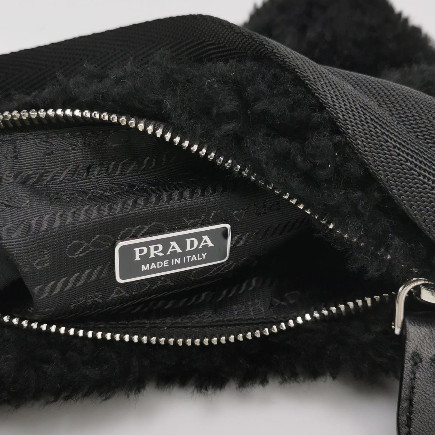 Prada - Re-Edition 2000 Shoulder Bag - Shearling wool - Black - (small)