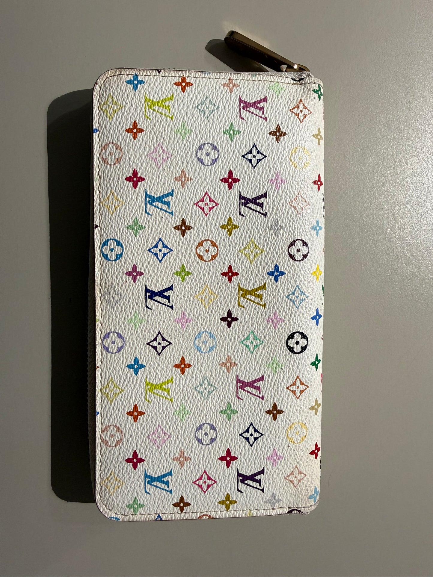 Louis Vuitton - Zippy Wallet - Monogram coated canvas with leather trim and interior - White with Multicolour Monogram print; Beige interior; Gold-tone hardware - (Medium)