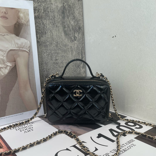 Chanel - 22B Quilted Patent Leather Vanity Case - Patent leather - Black - (mini)