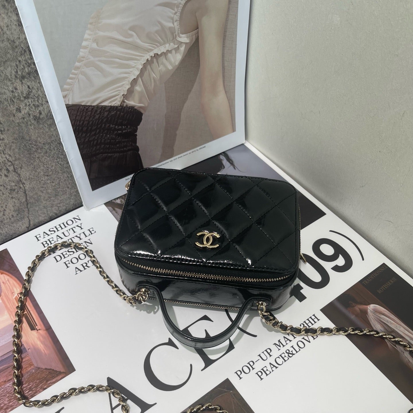 Chanel - 22B Quilted Patent Leather Vanity Case - Patent leather - Black - (mini)
