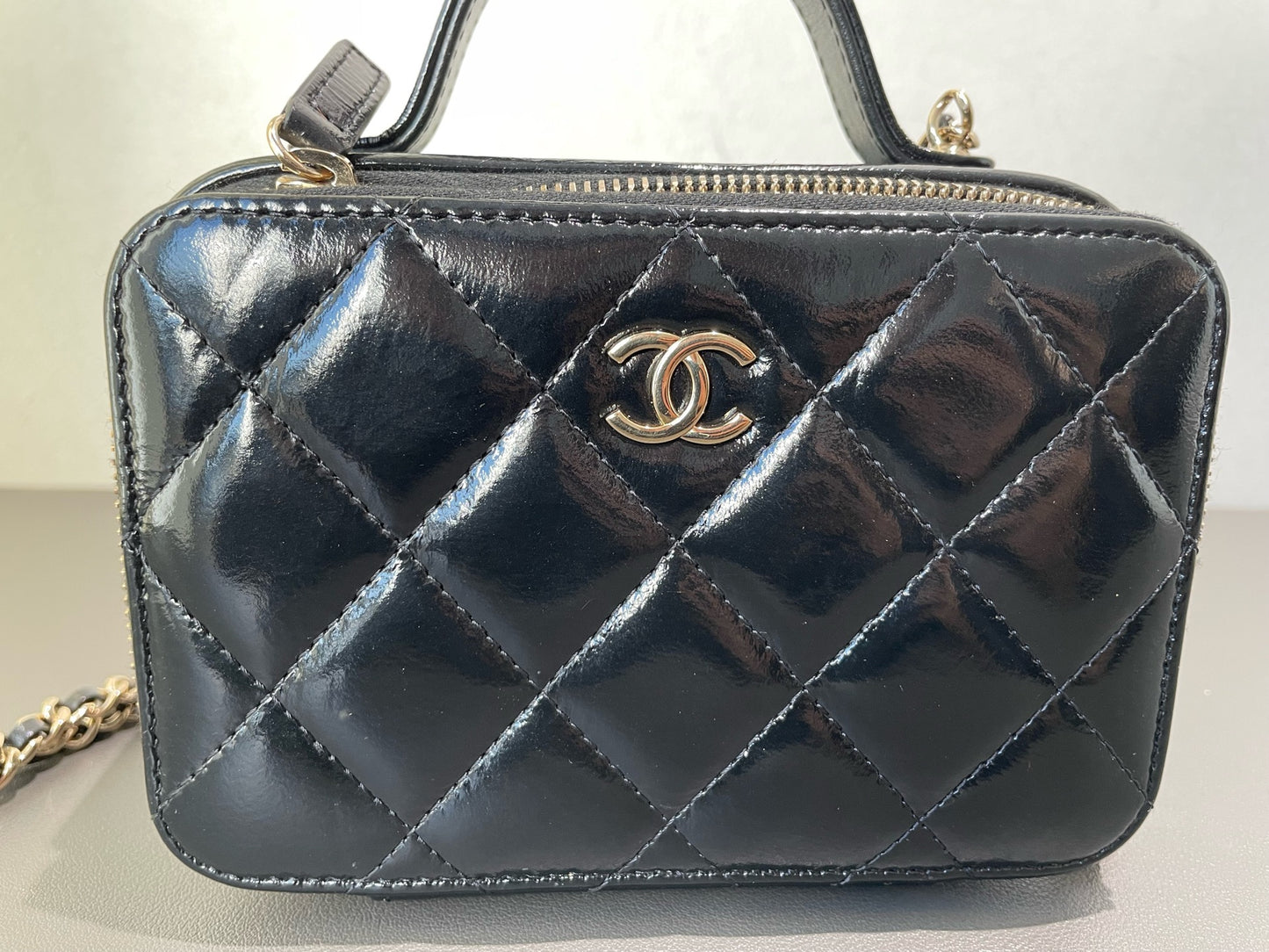 Chanel - 22B Quilted Patent Leather Vanity Case - Patent leather - Black - (mini)