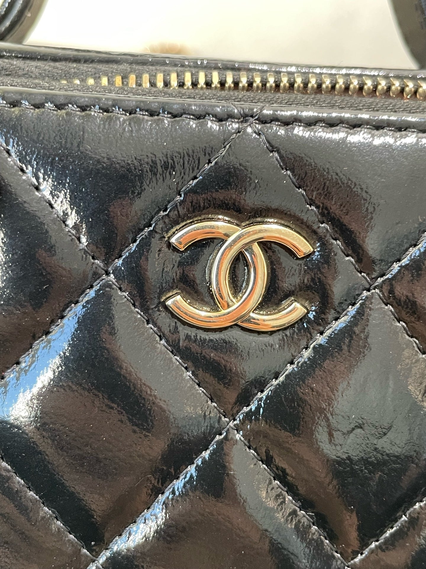 Chanel - 22B Quilted Patent Leather Vanity Case - Patent leather - Black - (mini)