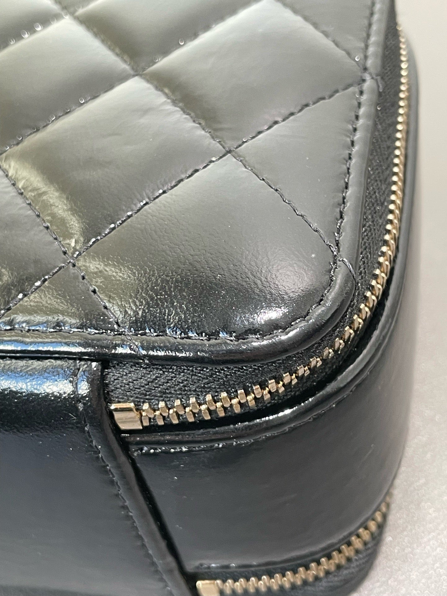 Chanel - 22B Quilted Patent Leather Vanity Case - Patent leather - Black - (mini)