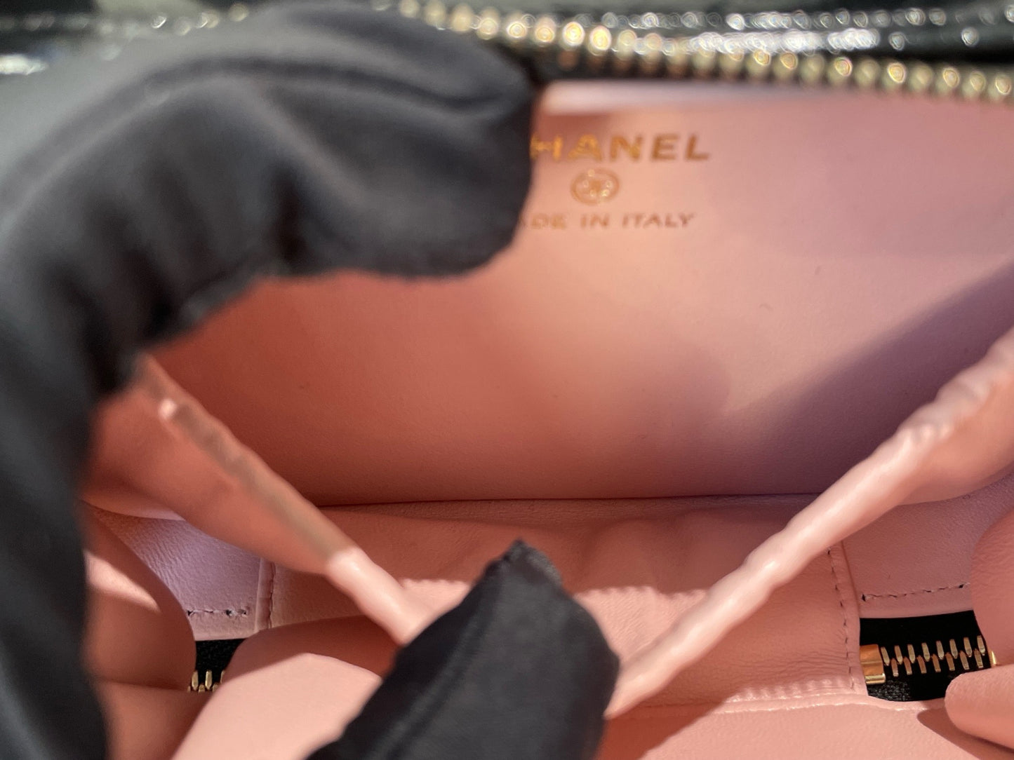 Chanel - 22B Quilted Patent Leather Vanity Case - Patent leather - Black - (mini)