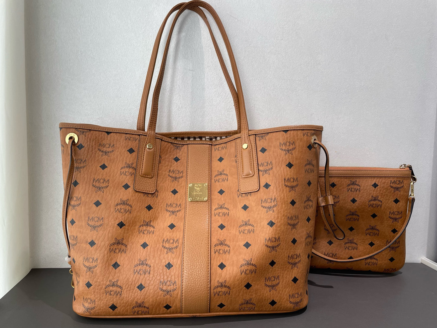 MCM - Visetos Reversible Tote - Visetos coated canvas with leather trim - Brown - (medium)